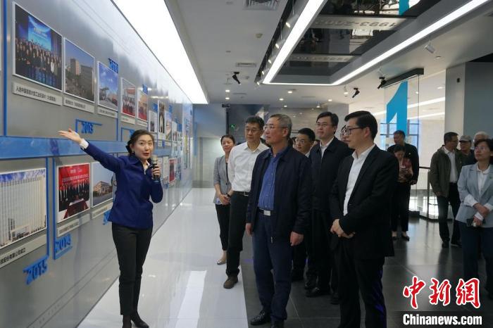 民進中央主席蔡達峰近日率調研組赴江蘇開展重點考察調研。圖為在江陰實地考察雙良集團有限公司?！O權 攝