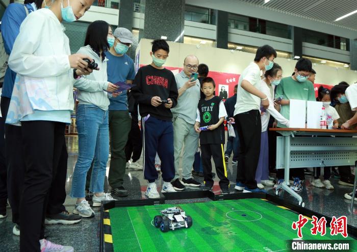 中科院計(jì)算所“神計(jì)妙算”公眾科學(xué)日活動(dòng)現(xiàn)場(chǎng)?！≈锌圃河?jì)算所 供圖