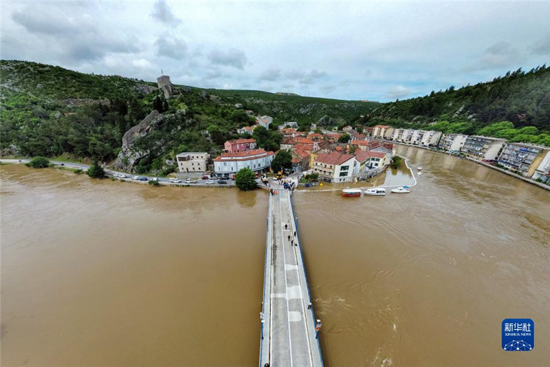 這是5月15日在克羅地亞奧布羅瓦茨拍攝的雨后水位暴漲的茲爾馬尼亞河。新華社發(fā)（Pixsell圖片社/西梅·澤利克攝）