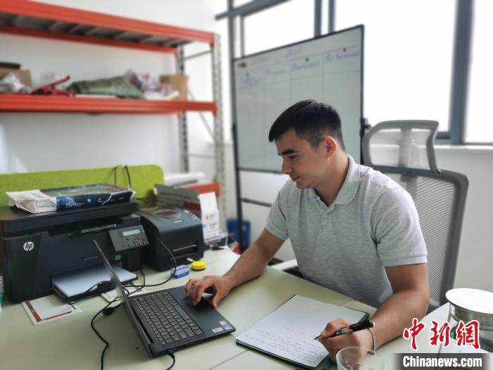 李浩宇正在辦公?！↑h田野 攝