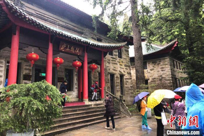 圖為在廬山抗戰(zhàn)博物館外，有不少等待參觀的游客?！蛆i泉 攝