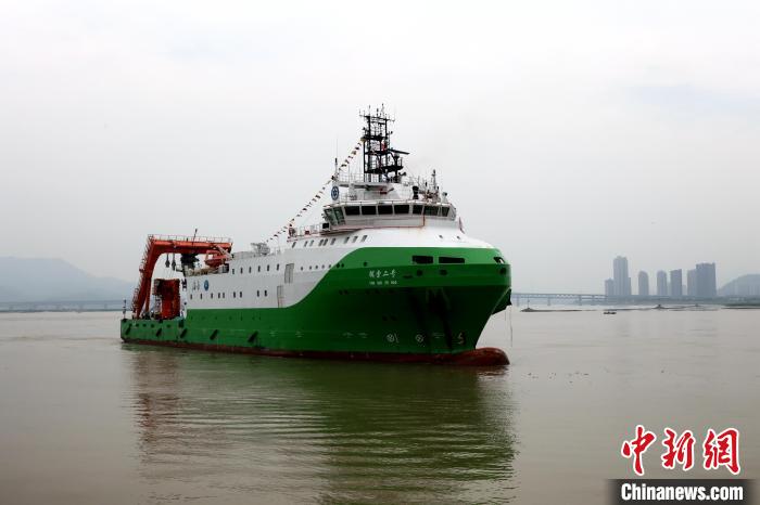 圖為“探索二號”科考船?！堑ぜt 攝