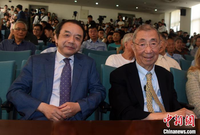 高能論壇開始前，丁肇中先生(右)與主持論壇的中科院高能所所長王貽芳院士合影。　<a target='_blank' href='/'><p  align=