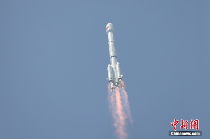 5月17日10時49分，我國在西昌衛(wèi)星發(fā)射中心用長征三號乙運載火箭，成功發(fā)射第五十六顆北斗導(dǎo)航衛(wèi)星。該衛(wèi)星屬地球靜止軌道衛(wèi)星，是我國北斗三號工程的首顆備份衛(wèi)星。入軌并完成在軌測試后，將接入北斗衛(wèi)星導(dǎo)航系統(tǒng)。此次發(fā)射是北斗三號工程高密度組網(wǎng)之后，時隔3年的首發(fā)任務(wù)。朱磊 攝