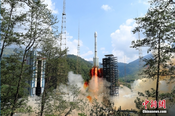 5月17日10時49分，我國在西昌衛(wèi)星發(fā)射中心用長征三號乙運載火箭，成功發(fā)射第五十六顆北斗導(dǎo)航衛(wèi)星。該衛(wèi)星屬地球靜止軌道衛(wèi)星，是我國北斗三號工程的首顆備份衛(wèi)星。入軌并完成在軌測試后，將接入北斗衛(wèi)星導(dǎo)航系統(tǒng)。此次發(fā)射是北斗三號工程高密度組網(wǎng)之后，時隔3年的首發(fā)任務(wù)。楊志遠 攝