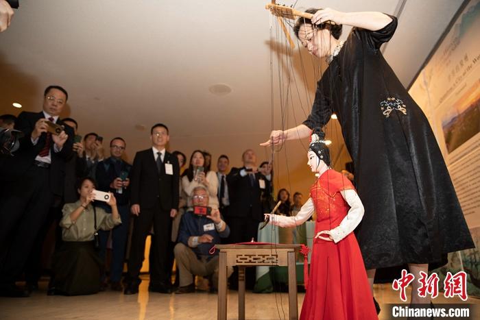 當?shù)貢r間5月19日，中國常駐聯(lián)合國代表團、中國文化和旅游部、泉州市人民政府在紐約聯(lián)合國總部聯(lián)合舉辦“茶和天下·雅集”主題展覽和招待會。圖為展覽表演泉州提線木偶寫書法。 <a target='_blank' href='/' _fcksavedurl='/'><p  align=