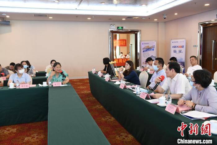 圖為中國銀行廣西分行代表在回應桂林歸義生態(tài)農業(yè)有限公司總經理夏月紅的貸款需求。　蔣雪林 攝