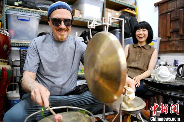 代表團(tuán)成員在漳州木偶表演館開展文化藝術(shù)交流活動(dòng)。　張金川 攝