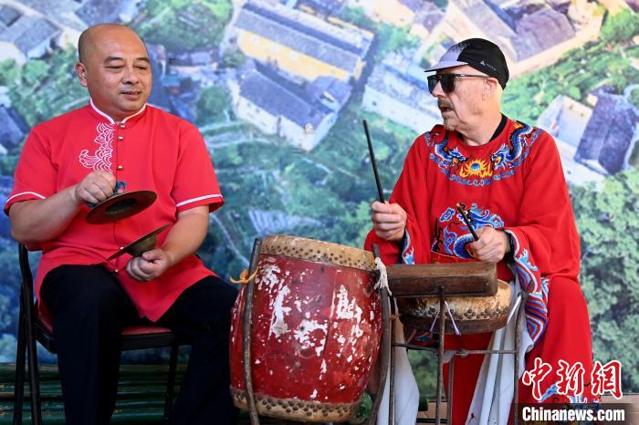 代表團(tuán)成員在漳州市南靖縣與當(dāng)?shù)孛耖g樂隊(duì)臨時(shí)組隊(duì)。　張金川 攝