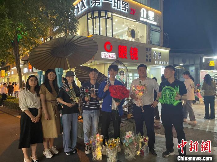 在東陽(yáng)橫店，宣講團(tuán)導(dǎo)師、成員與橫店演員(右三)合影?！?東陽(yáng)市融媒體中心 供圖