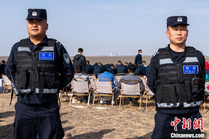 圖為承擔(dān)神舟十六號(hào)載人飛船安保任務(wù)的移民管理警察。　牛鑫 攝