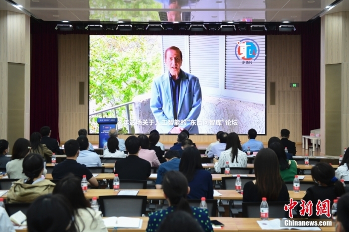 5月30日，<a target='_blank' href='/'>中新社</a>第二屆“東西問智庫”主題論壇在北京舉行，多位中外專家圍繞“AI革命與文明進(jìn)化”展開討論。圖為美國加州理工學(xué)院電氣工程和計(jì)算機(jī)科學(xué)教授、人工智能專家亞瑟·阿布-穆斯塔法通過視頻在論壇上作主旨演講。<a target='_blank' href='/'>中新社</a>記者 田雨昊 攝