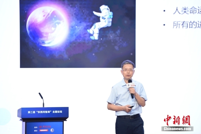 5月30日，<a target='_blank' href='/'>中新社</a>第二屆“東西問智庫”主題論壇在北京舉行，多位中外專家圍繞“AI革命與文明進(jìn)化”展開討論。圖為北京大學(xué)新聞與傳播學(xué)院教授胡泳在論壇上作主旨演講。<a target='_blank' href='/'>中新社</a>記者 田雨昊 攝