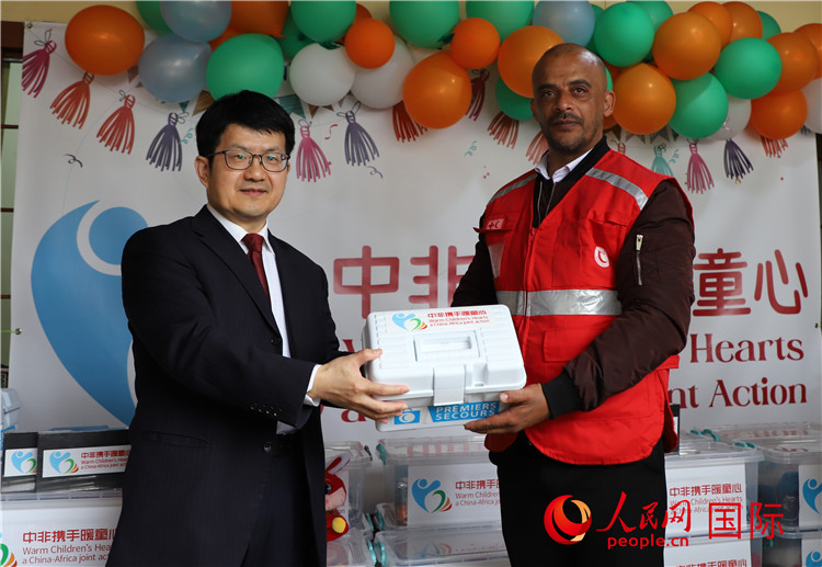 李健大使向孤兒院負(fù)責(zé)人移交捐贈(zèng)物資。人民網(wǎng)記者 王傳寶攝