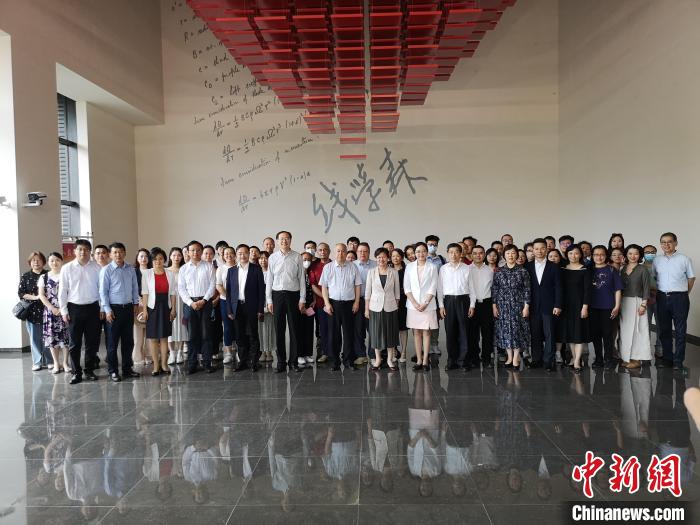 上海僑界人士參觀上海交通大學(xué)錢學(xué)森圖書館?！》队畋?攝