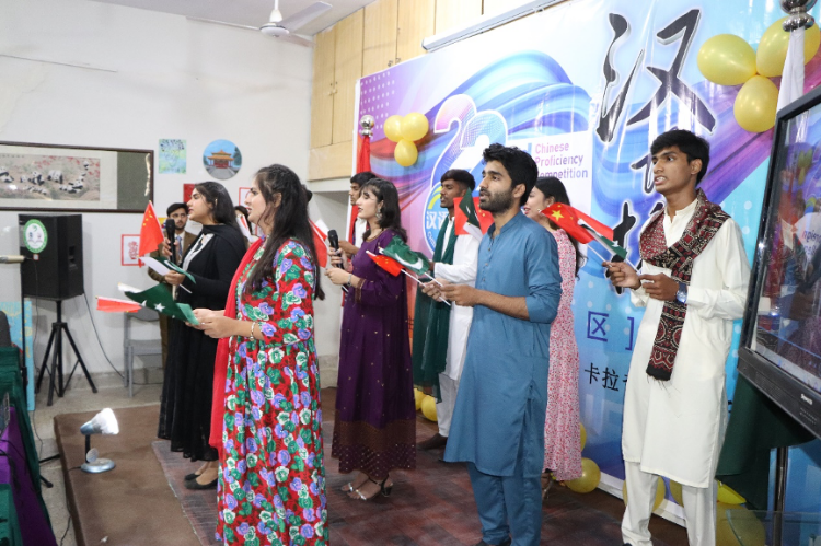 “漢語橋”世界大學生中文比賽卡拉奇賽區(qū)決賽現(xiàn)場，參賽選手共同演唱中文歌曲?？ɡ娲髮W孔子學院供圖