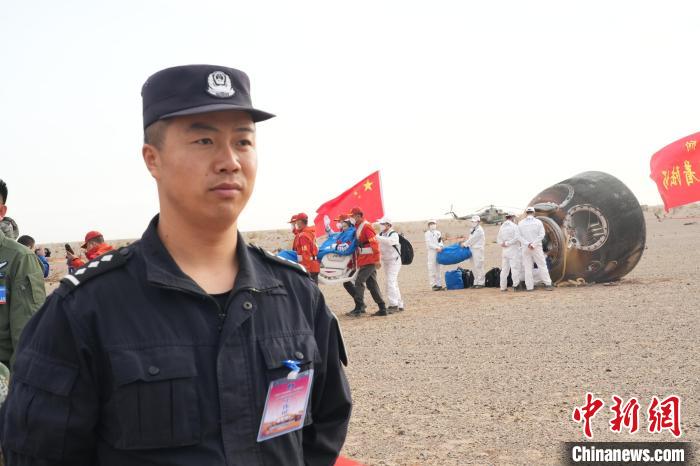 圖為阿拉善邊境管理支隊(duì)民警在著陸場(chǎng)開展安保工作?！埥?攝