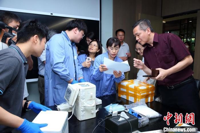 科研人員清點(diǎn)、查看隨神舟十五號返回地面的空間科學(xué)實(shí)驗(yàn)樣品?！≈锌圃嚎臻g應(yīng)用中心 供圖