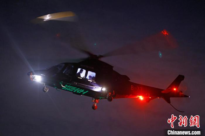 6月3日晚，游客乘坐上海新空直升機有限公司直升機開啟鳥瞰黃浦江空中圓夢之旅。　殷立勤 攝