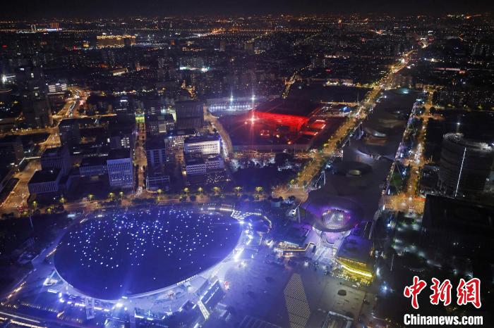 6月3日晚，鳥瞰上海黃浦江兩岸城市夜景?！∫罅⑶?攝