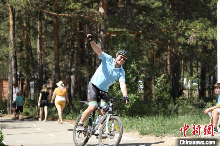 當(dāng)?shù)貢r(shí)間4日，哈外交部副部長(zhǎng)羅曼·瓦西連科在騎行活動(dòng)中。　亞信秘書處供圖