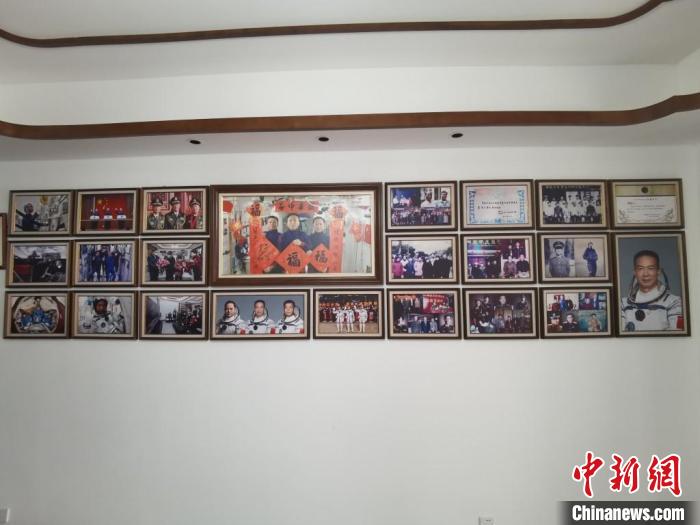 家中的照片墻上，新增了費(fèi)俊龍此次飛天的照片?！＄娚?攝