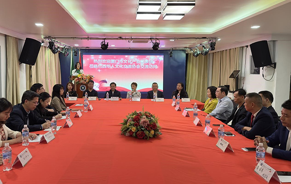 當?shù)貢r間6月11日，由廈門市委常委、宣傳部部長吳子東率領(lǐng)的廈門市文化產(chǎn)業(yè)代表團來到巴西華人文化交流協(xié)會會館交流訪問，與里約熱內(nèi)盧僑界舉行座談。謝照攝