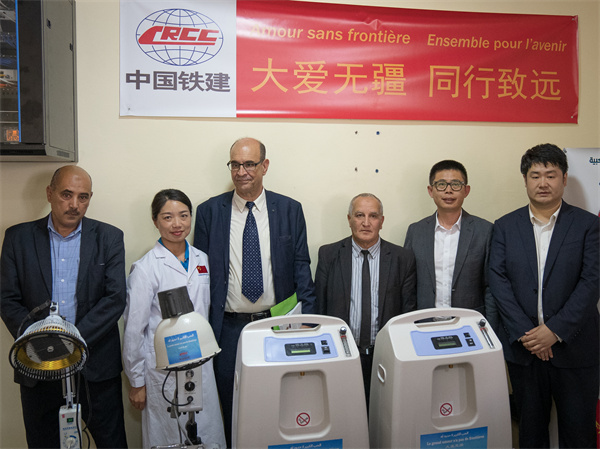 中國鐵建阿爾及利亞公司向當(dāng)?shù)蒯t(yī)院捐贈(zèng)醫(yī)療物資。鐵建國際供圖