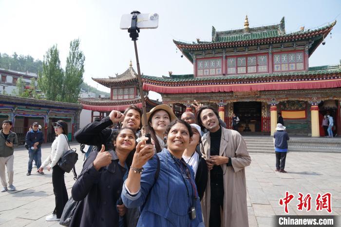 圖為外國記者在塔爾寺合影?！●R銘言 攝