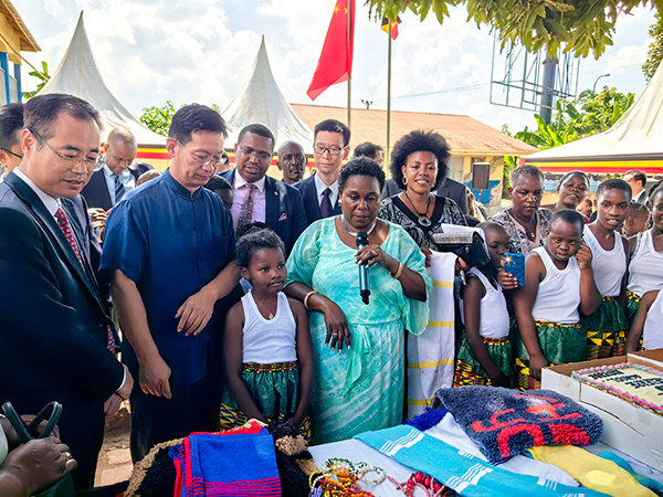 中國(guó)駐烏干達(dá)大使張利忠（右二）出席活動(dòng)。 田雨攝