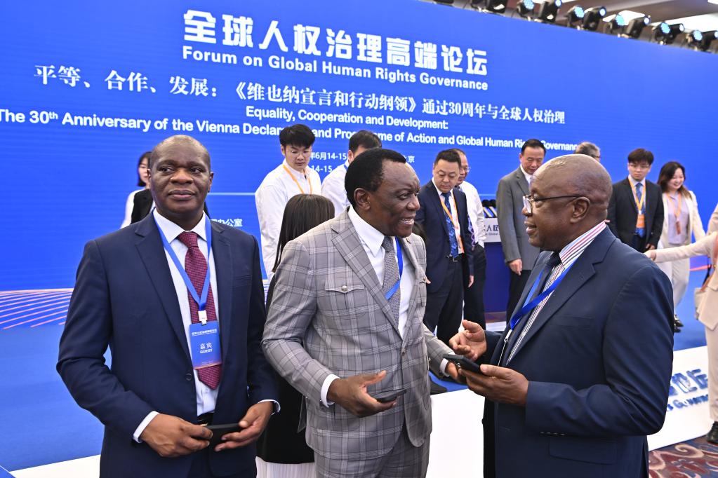 6月14日，與會者在論壇現(xiàn)場交流。新華社記者 李鑫 攝