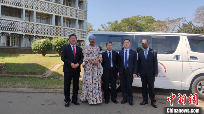 捐贈儀式現(xiàn)場?！∈茉L者供圖