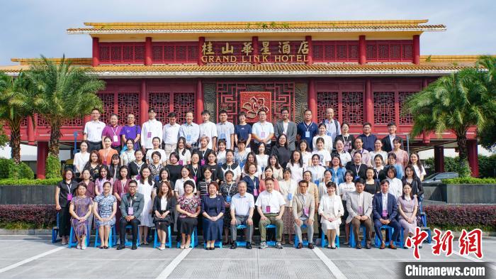 與會(huì)嘉賓合影留念。　羅詩(shī)慶 攝