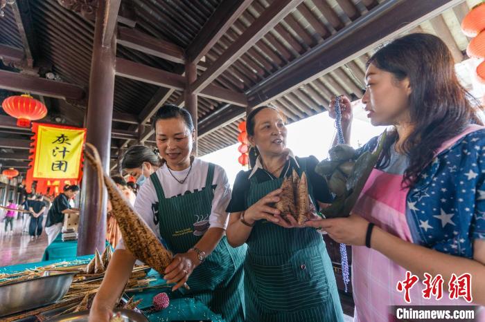 包粽子現場?！⌒弥?攝