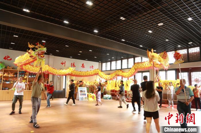 臺胞臺屬體驗舞龍?！≈芪的裙﹫D