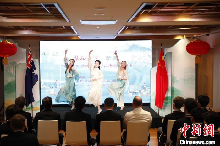 澳大利亞悉尼中學(xué)生參加“茶和天下”雅集文化體驗(yàn)活動(dòng)。圖為悉尼夕月組合的茶舞表演《福茶香飄》?！☆檿r(shí)宏 攝