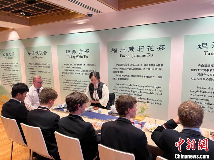 澳大利亞悉尼中學(xué)生參加“茶和天下”雅集文化體驗(yàn)活動(dòng)?！☆檿r(shí)宏 攝