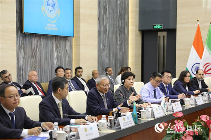 上合組織秘書(shū)長(zhǎng)張明發(fā)表講話。人民網(wǎng) 俄布拉依攝