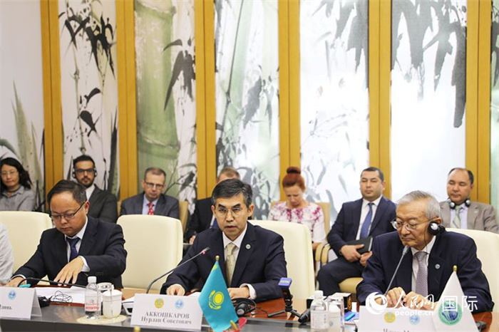 哈薩克斯坦常駐上合組織秘書(shū)處代表努爾蘭·阿科什卡羅夫介紹哈薩克斯坦接任輪值主席國(guó)后的優(yōu)先工作。人民網(wǎng) 俄布拉依攝