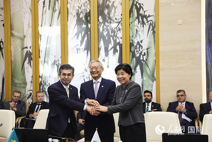 上合組織秘書(shū)處、哈駐華使館、上合組織睦鄰友好合作委員會(huì)簽署《聯(lián)合行動(dòng)計(jì)劃》。人民網(wǎng) 俄布拉依攝