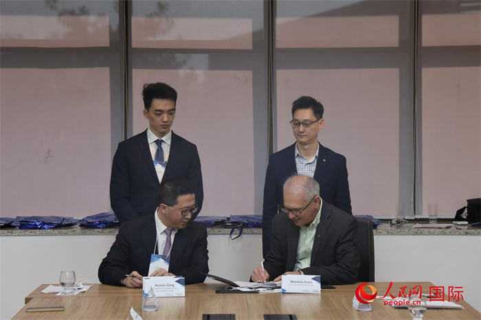 座談交流會上，中歐校友醫(yī)療健康產(chǎn)業(yè)協(xié)會與奧斯瓦爾多·克魯茲基金會簽署了合作備忘錄。人民網(wǎng)記者 時元皓攝