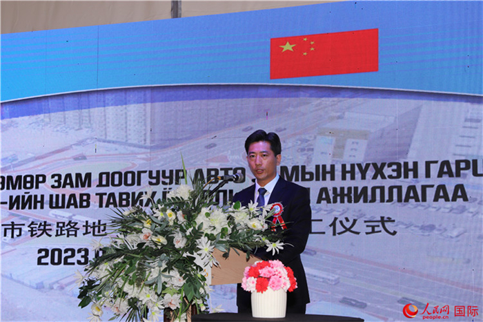 中鐵四局集團國際事業(yè)部執(zhí)行經(jīng)理朱春峰致辭。人民網(wǎng)記者 霍文攝