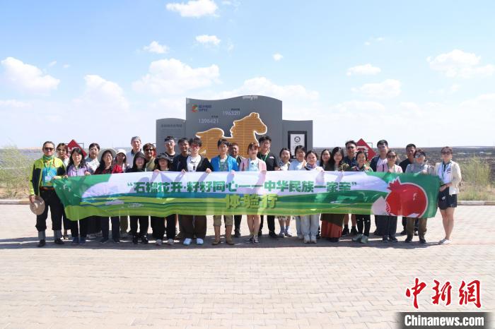 圖為臺胞體驗(yàn)大美內(nèi)蒙古?！⊥袐I供圖