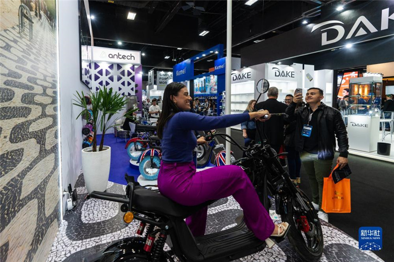 7月10日，在巴西圣保羅舉行的國際消費類電子及家用電器產(chǎn)品展覽會上，參觀者體驗一款電動自行車。新華社記者 王天聰 攝