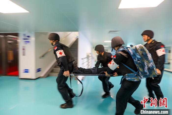 “和平方舟”號(hào)醫(yī)院船在西太平洋海域進(jìn)行反恐反海盜演練。圖為醫(yī)療救護(hù)組在轉(zhuǎn)運(yùn)“傷員”。　徐巍 攝