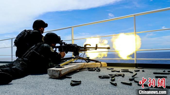 “和平方舟”號(hào)醫(yī)院船在西太平洋海域進(jìn)行反恐反海盜演練。圖為火力組隊(duì)員進(jìn)行警告射擊。　徐巍 攝