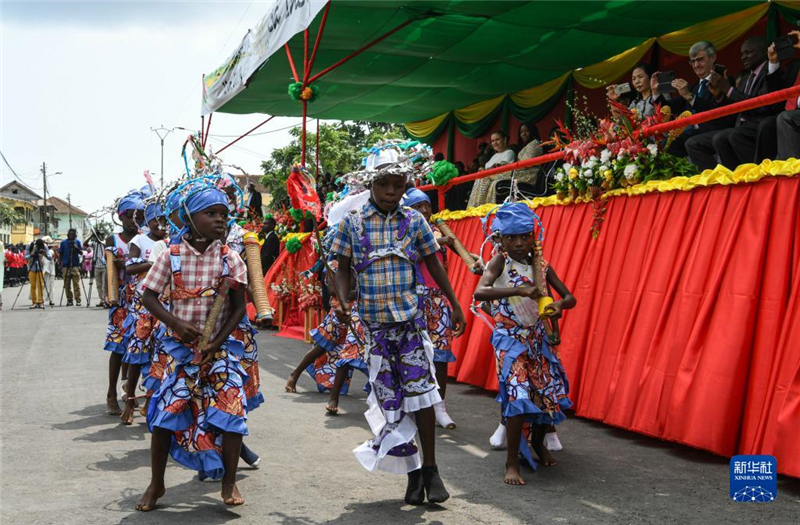 7月12日，演員在圣多美和普林西比圣多美島瓜達(dá)盧佩鎮(zhèn)舉行的獨(dú)立日慶典活動上表演。新華社記者 韓旭 攝