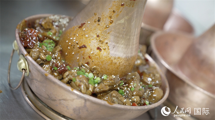 滄州火鍋雞。人民網(wǎng)記者 袁蒙攝