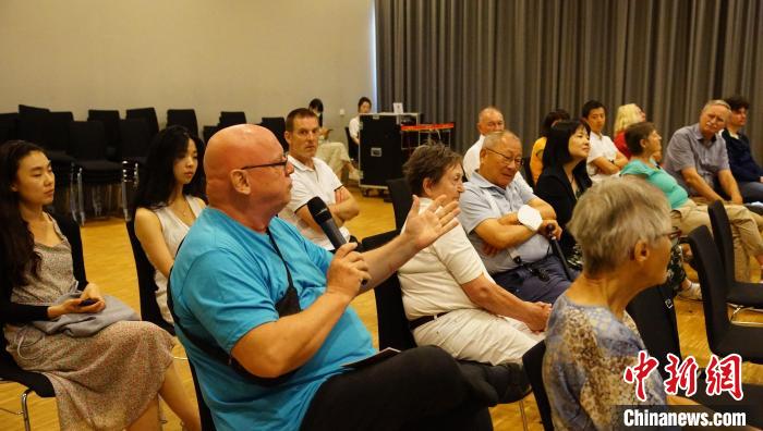 圖為現(xiàn)場觀眾提問?！“亓种袊幕行墓﹫D