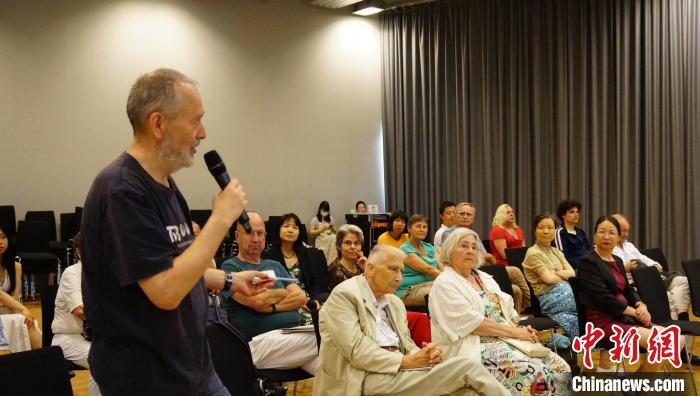 圖為現(xiàn)場觀眾提問?！“亓种袊幕行墓﹫D